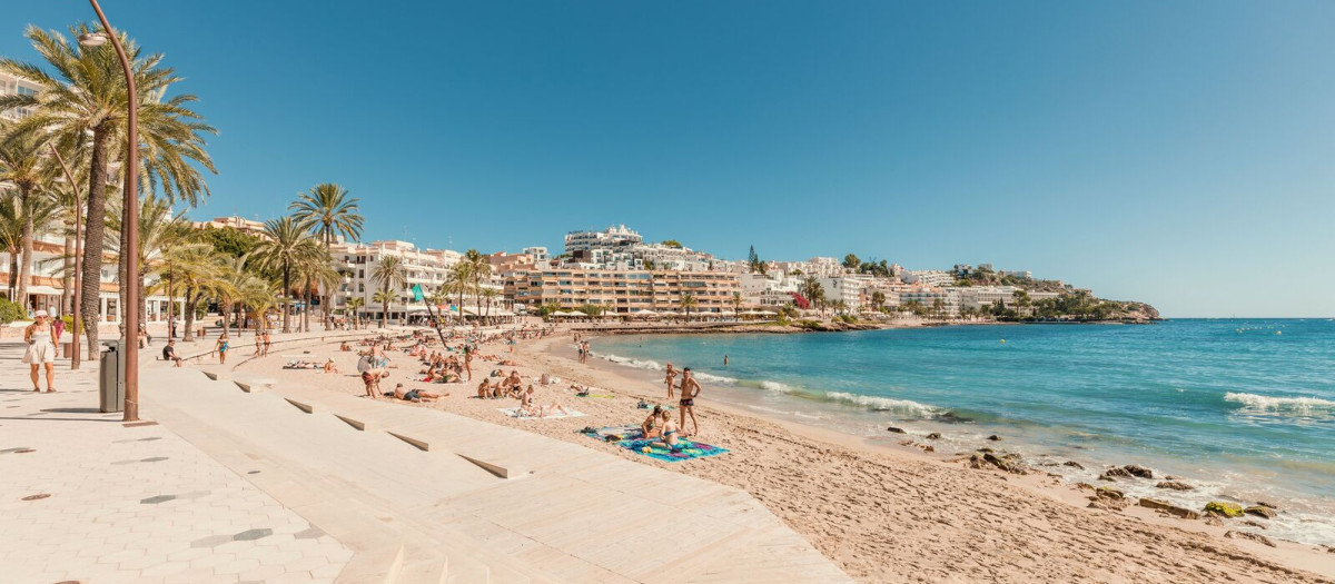 Vista de la playa de Figueretes, en Ibiza, el pasado verano.