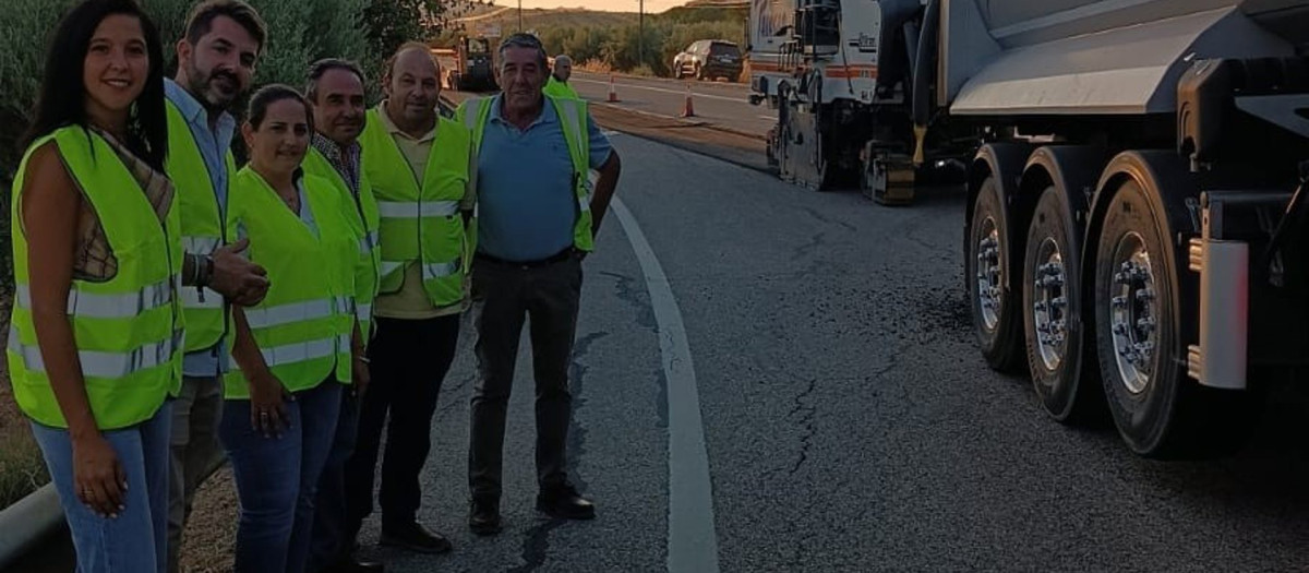 Carmen Granados (3ª izda.), en una visita a las obras en la A-318.