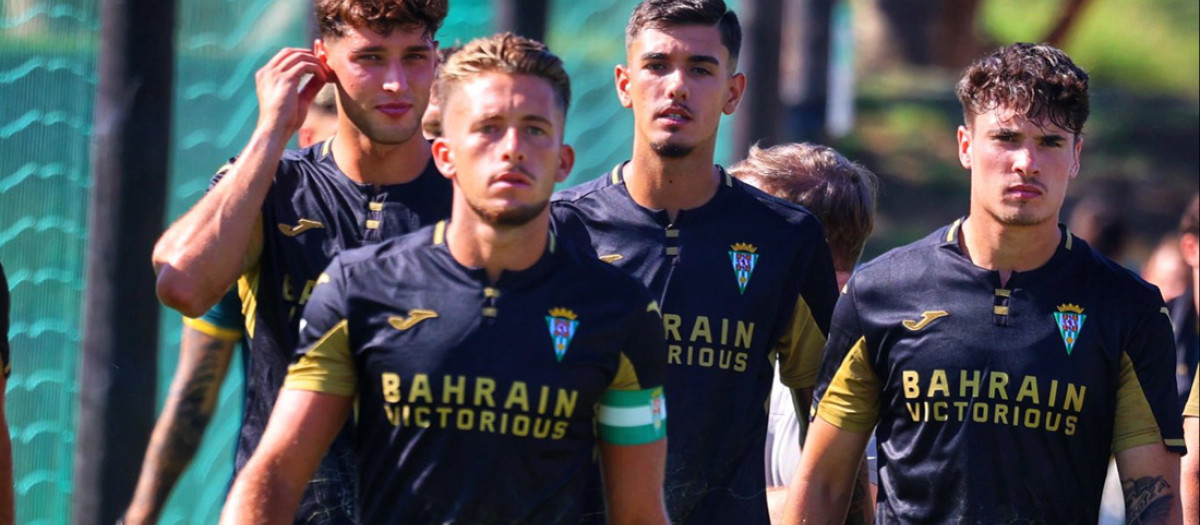 Los jugadores del Córdoba saltando al campo ante el Almería