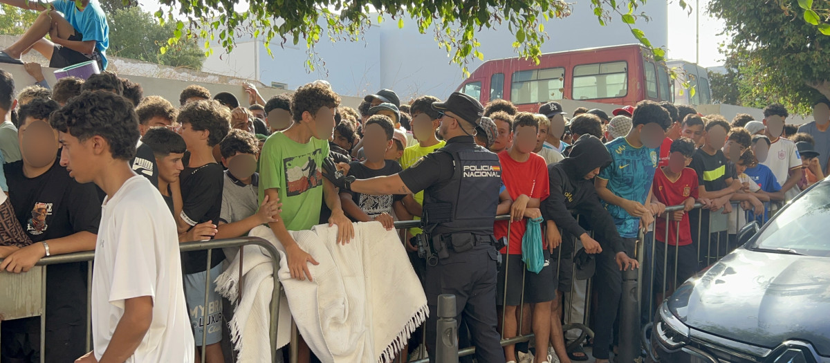 Niños y niñas esperan a las puertas de la Jefatura Superior de Policía de Ceuta