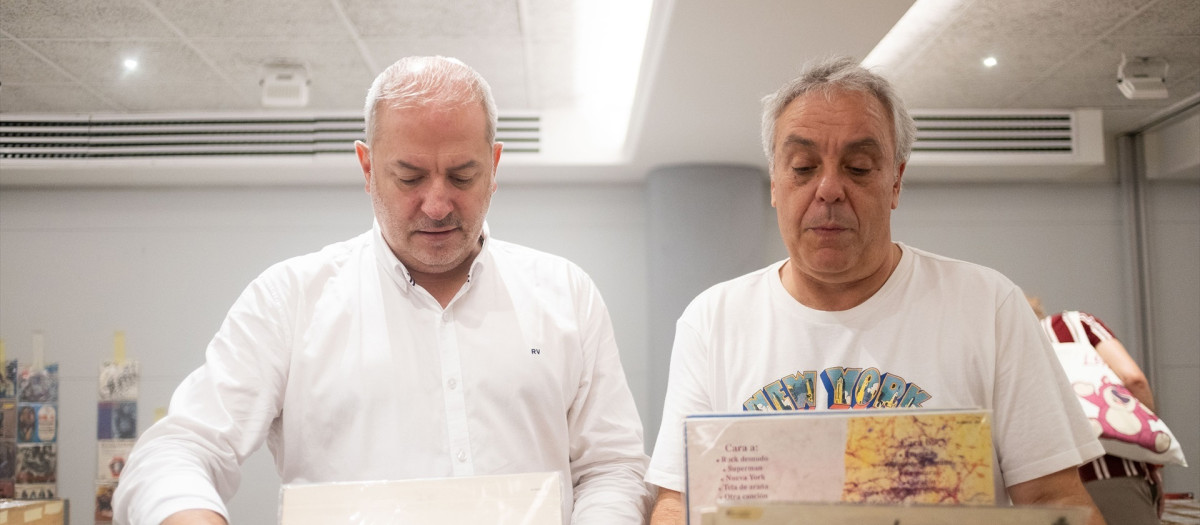 El concejal Cultura y Turismo de La Coruña, Gonzalo Castro, y el impulsor del mercado de discos del Noroeste, Nonito Pereira