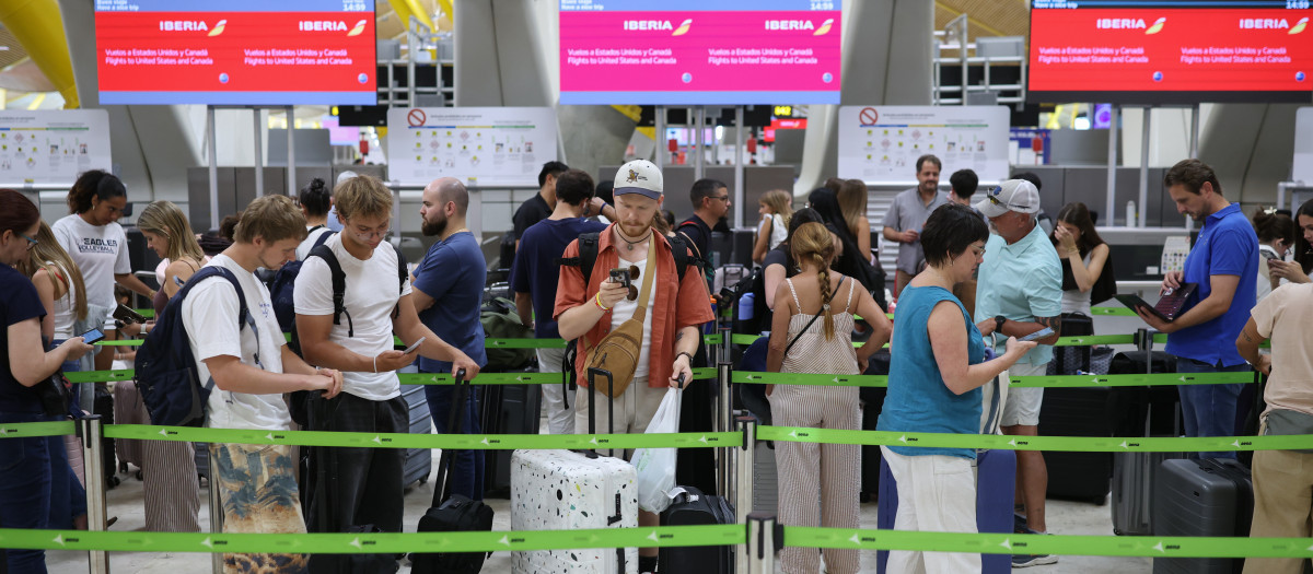 Pasajeros en el aeropuerto Adolfo Suárez Madrid-Barajas