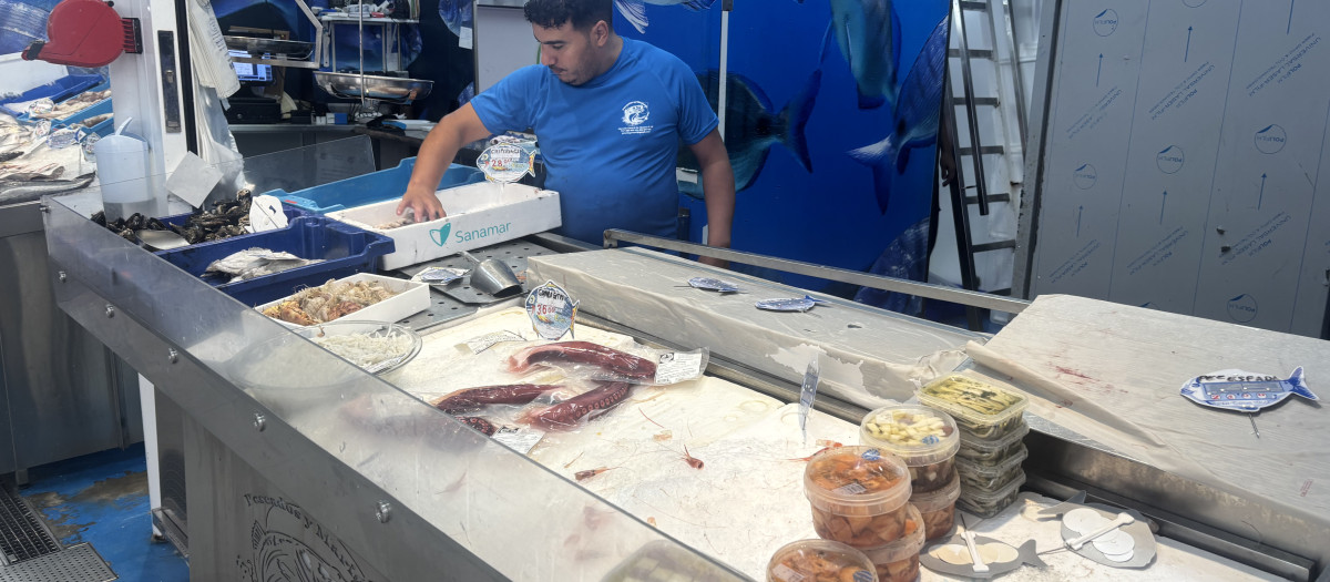 Imagen tomada este sábado de una pescadería sin apenas género en el Mercado Central de Abastos de Ceuta