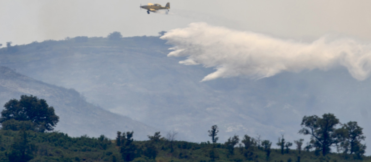 Imagen de uno de los aviones durante las labores de extinción del incendio forestal de Tírig, Castellón
