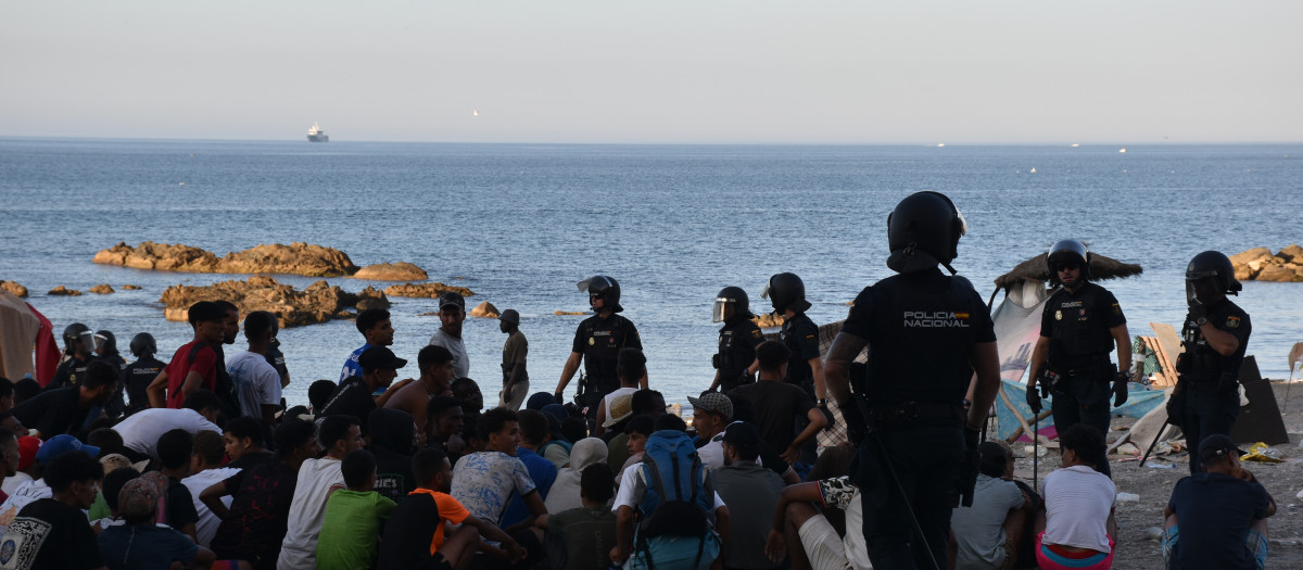 Cientos de personas migrantes reciben atención sanitaria en la playa del Trampolín