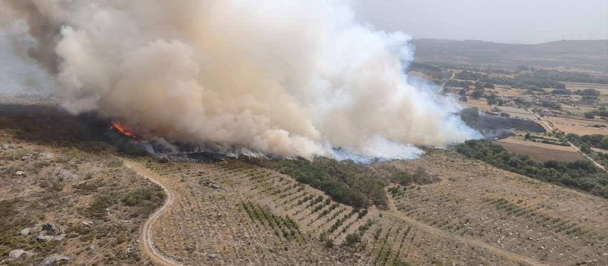 Incendio en Baltar (Orense), en una imagen tomada por la BRIF de Laza en su desplazamiento hacia el incendio