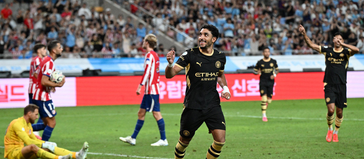 Manchester Citys Omar Marmoush (C) celebrates after scoring his second goal against Atletico Madrid during their pre-season exhibition friendly football match at Seoul World Cup Stadium in Seoul on August 9, 2026. (Photo by GREG BAKER / AFP)