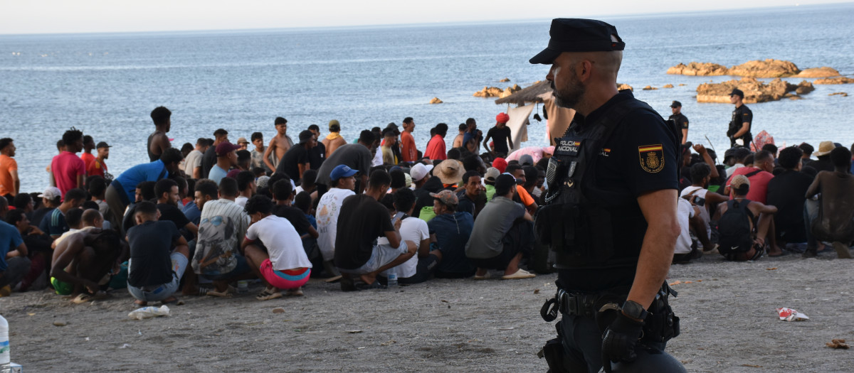 Cientos de personas migrantes reciben atención sanitaria de profesionales del INGESA y voluntarios de Cruz Roja