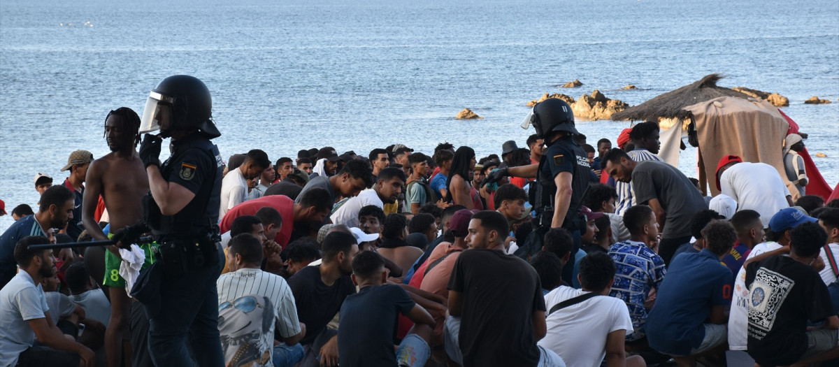 Cientos de personas migrantes reciben atención sanitaria de profesionales del INGESA y voluntarios de Cruz Roja, en la playa del Trampolín,