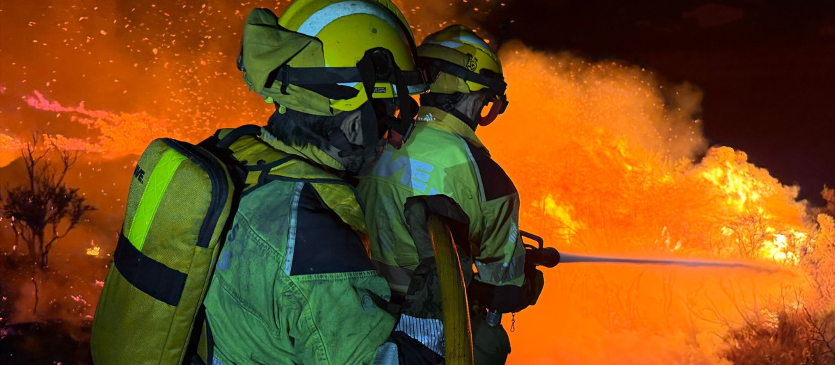 Bomberos del Consorcio provincial de Bomberos de Castellón trabajando en el incendio forestal de Tírig