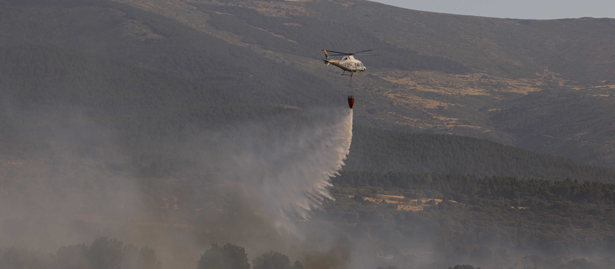 Un helicóptero bombardero trabaja en las tareas de extinción del incendio de Revenga, Segovia