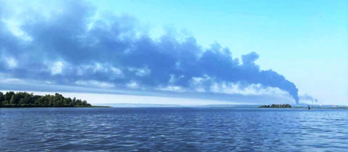 Columna de humo en una refinería rusa en el mar Negro (Archivo)