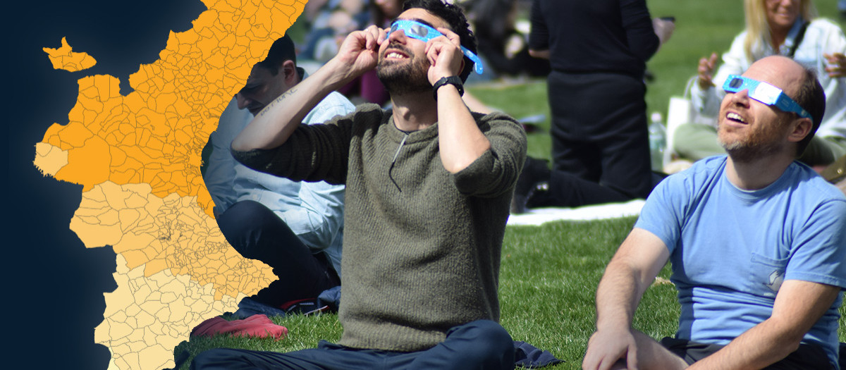 Imagen de archivo de personas observando un eclipse