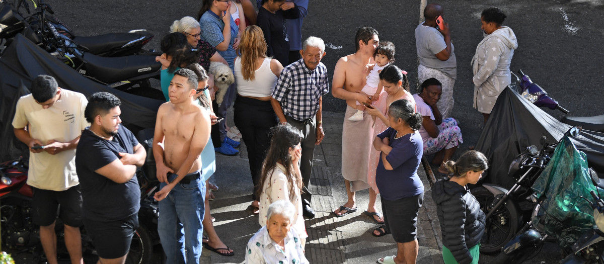 Personas evacuan tras un terremoto en Medellín, Colombia, el 10 de agosto de 2026