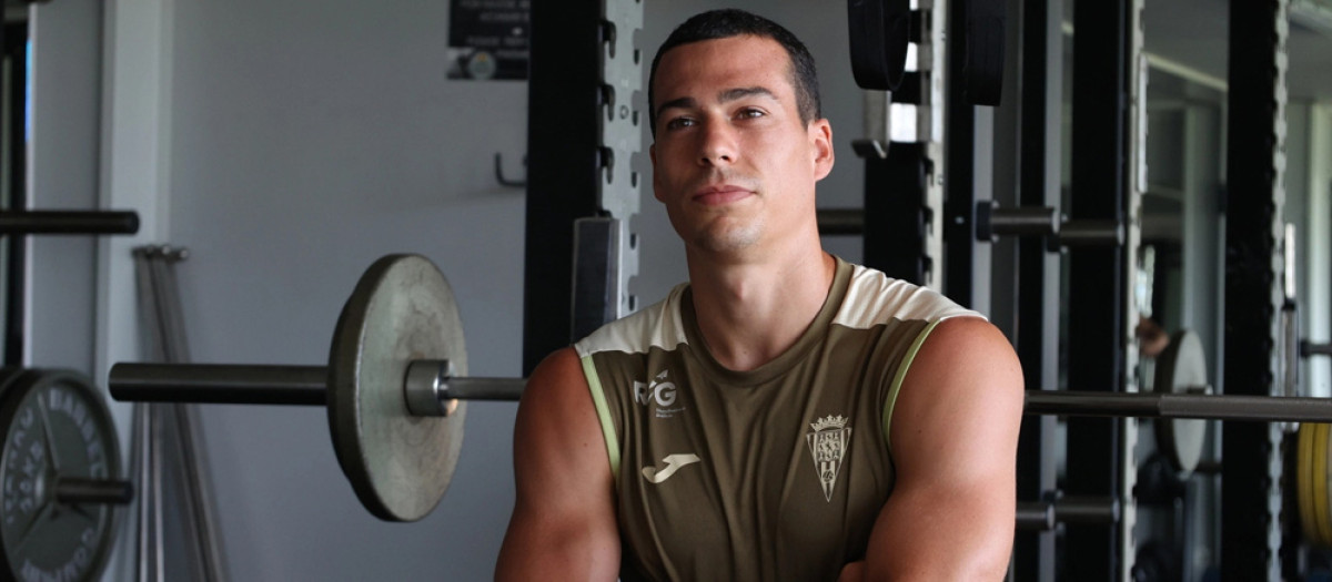 Damián Cáceres posando en el gimnasio