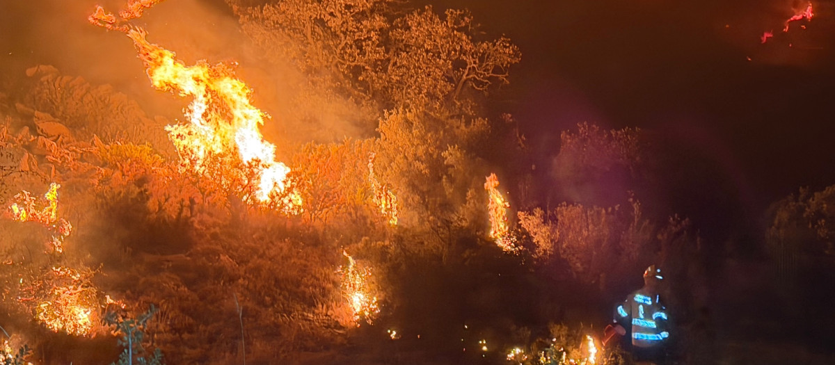 Trabajos nocturnos en el incendio forestal de Tírig