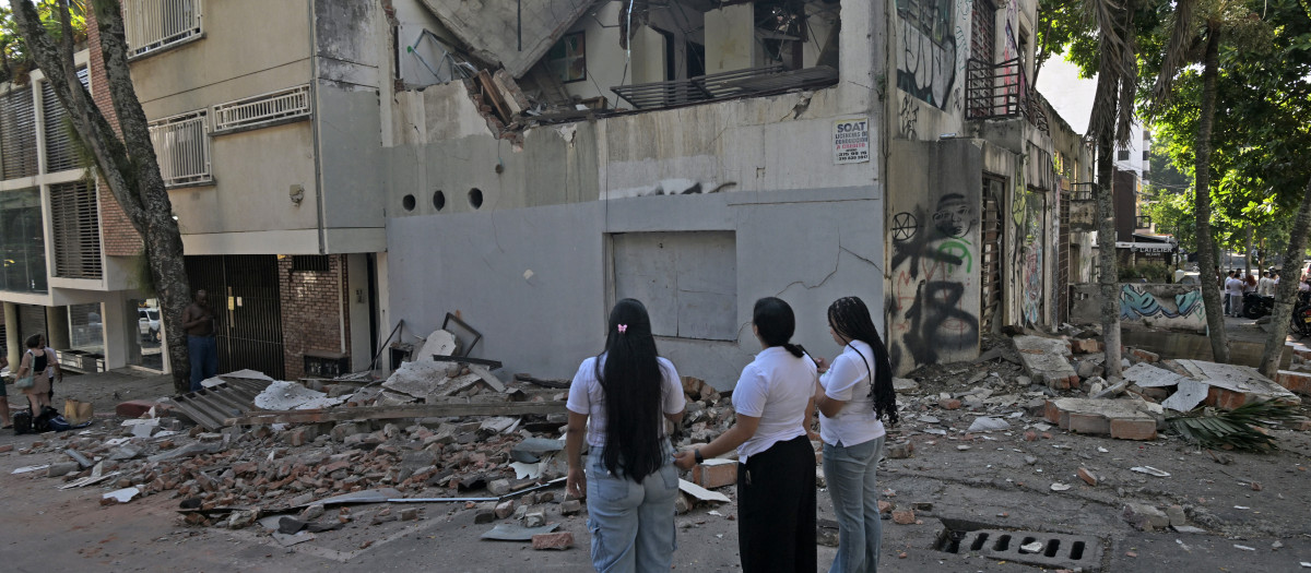 Mujeres evalúan los daños de las viviendas en Cali, Colombia