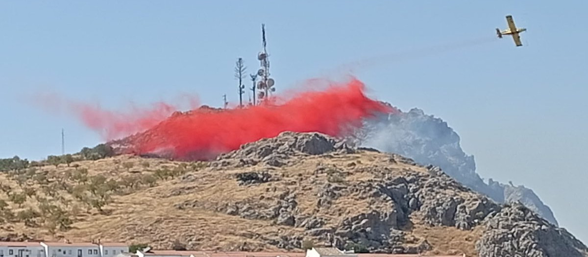 Un avión del Infoca realiza una descarga sobre las llamas en un pico situado junto a la localidad de Luque