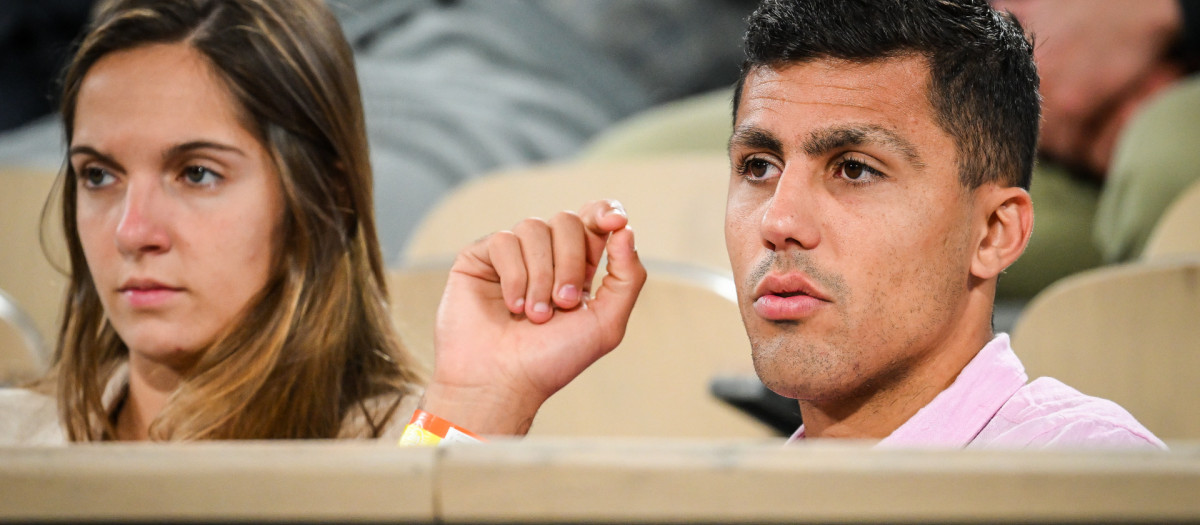 Rodrigo "Rodri" Hernandez, junto a su novia Laura, durante la final de Roland Garros de 2024