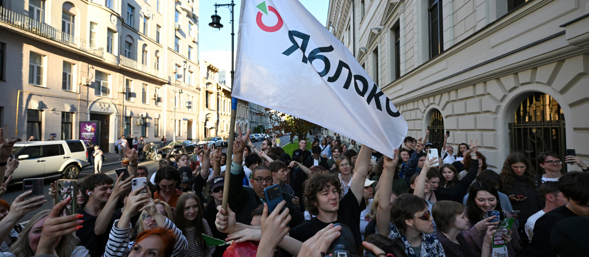 Seguidores del partido ruso Yabloko se manifiestan a fuera del Supremo en Moscú