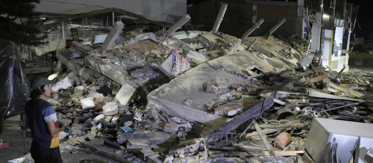 Una persona observa edificios afectados luego de un terremoto de magnitud 7,4 este lunes, en Pereira (Colombia).