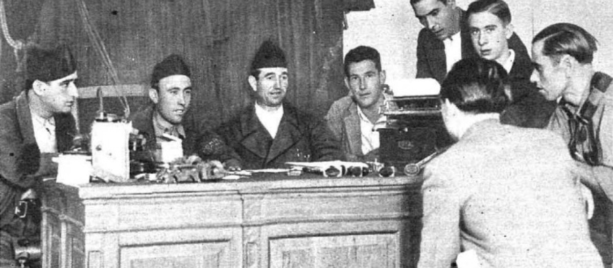 Milicianos en un comité revolucionario en Vallecas al inicio de la Guerra Civil
