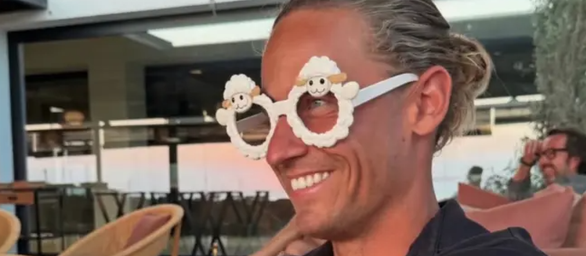 Marcos Llorente con unas divertidas gafas