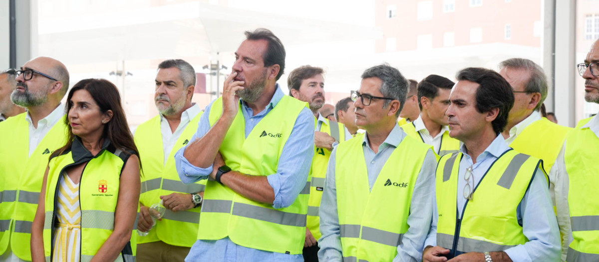 El ministro de Transportes, Óscar Puente (3d); el ministro de la Presidencia, Justicia y Relaciones con las Cortes, Félix Bolaños (2d), y el consejero de Fomento y Movilidad, Mario Muñoz-Atanet (1d), visitan las obras de la Estación Intermodal de Almería. A 11 de agosto de 2026 en Almería (Andalucía, España). La nueva estación intermodal de Almería es un proyecto clave para la ciudad, que materializará la llegada de la Alta Velocidad a Almería conectándola con el Corredor Mediterráneo convirtiendo su estación en un nodo de intermodalidad, en el que convivan el transporte en autobús con la red convencional y la de Alta Velocidad.

Marian León / Europa Press
11/8/2026