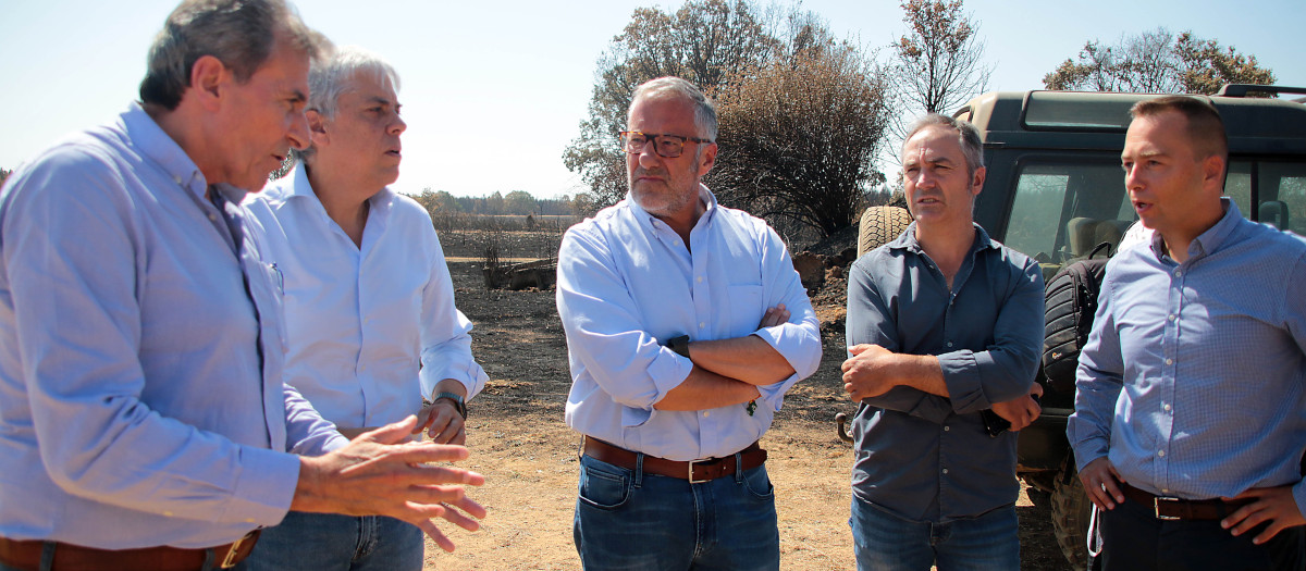 El vicepresidente primero de la Junta y consejero de Desregulación, Familia y Ayudas Sociales, Carlos Pollán, en el centro de la imagen