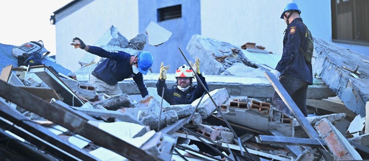 Bomberos buscan supervivientes entre los escombros de un edificio derrumbado