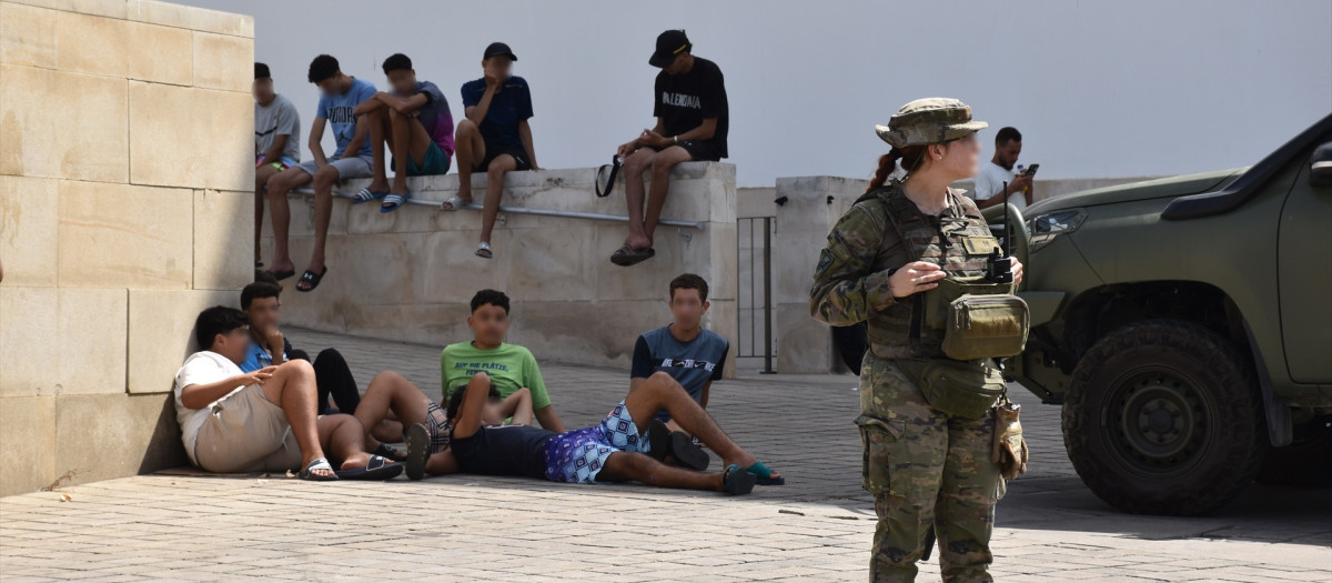 Menores marroquíes en Ceuta junto a militares españoles