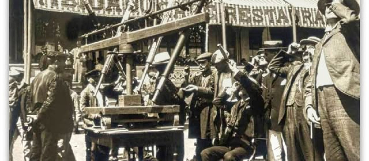 Barceloneses durante el eclipse de 1905