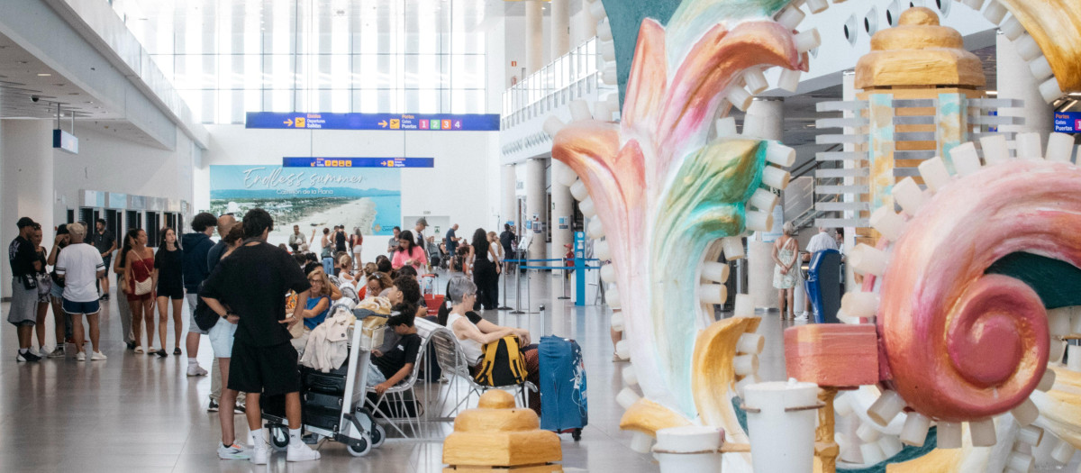 Imagen de la Gaiata colocada en el Aeropuerto de Castellón