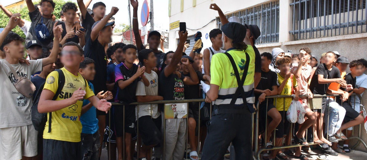 Un grupo de menores espera para ser filiado en una comisaría de la Policía Nacional, a 10 de agosto de 2026, en Ceuta (España)