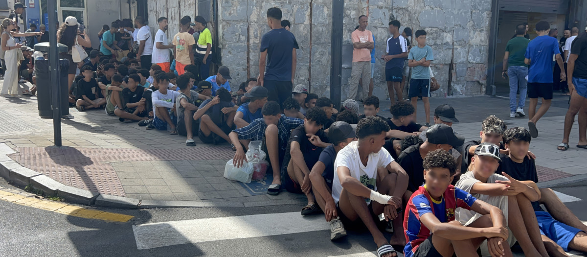 Un grupo de menores espera para ser filiado en una comisaría de la Policía Nacional, a 10 de agosto de 2026, en Ceuta (España). La ciudad acoge a miles de personas pendientes de retorno, entre ellas más de 1.300 menores, mientras las convocatorias difundidas en redes sociales hacen temer una nueva entrada masiva de migrantes.

Gabriela Sardá Núñez / Europa Press
10 AGOSTO 2026;MIGRACIONES;MARRUECOS;MENORES NO ACOMPAÑADOS;MIGRANTES;INMIGRACIÓN;FRONTERAS;INMIGRANTES
10/8/2026