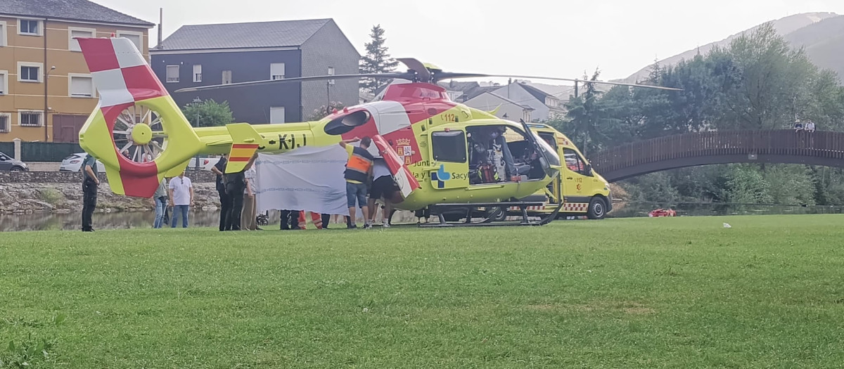 Vista del helicóptero de Sacyl movilizado por Emergencias Sanitarias que trasladó el pasado sábado a un hombre de unos 75 años que se sintió indispuesto