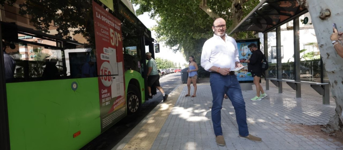 Bernardo Jordano, en la parada de Aucorsa de la avenida de Carlos III