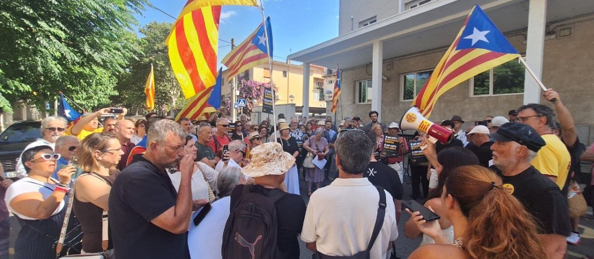 Manifestantes convocados por la ANC frente a la comisaría de la Policía Nacional en La Jonquera