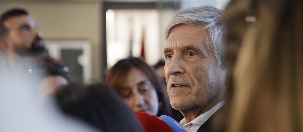 El ministro del Interior, Fernando Grande-Marlaska, atiende a la prensa este lunes