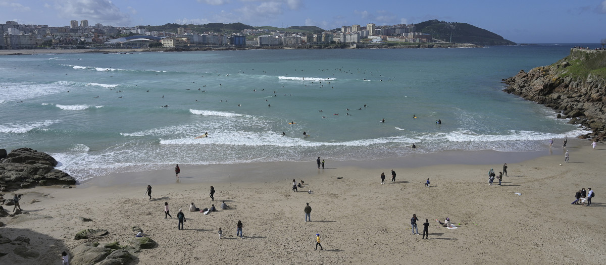 Varias personas disfrutan de un día de primavera anticipada con temperaturas de  20ºC de máxima y 11ºC de mínima en la playa del Orzán en A Coruña, Galicia (España), a 16 de febrero de 2021. Tras el paso de sucesivas borrascas  que han dado lugar a temperaturas mínimas y episodios de viento,  fuerte lluvia y temporal en el mar, los termómetros marcan hoy más de 20 grados en Galicia, el Cantábrico, el Mediterráneo, el tercio sur peninsular y ambos archipiélagos.

M. Dylan / Europa Press
16 FEBRERO 2021;SOL;PLAYA;BUEN TIEMPO;GALICIA;PRIMAVERA
16/2/2021