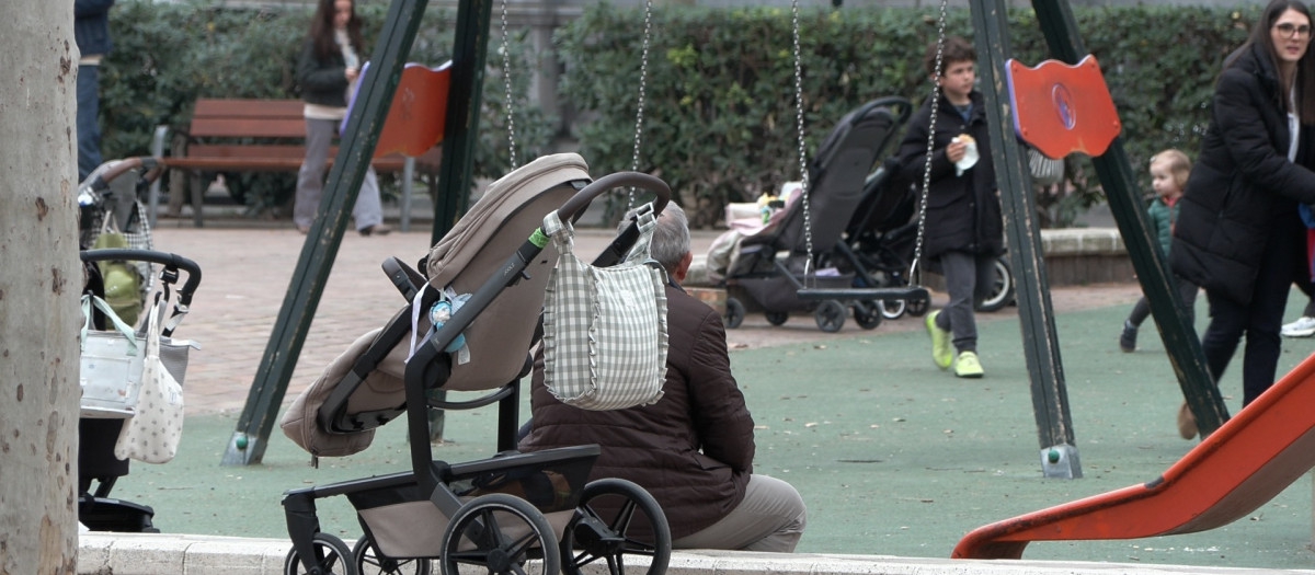 Carrito de bebé en un parque infantil