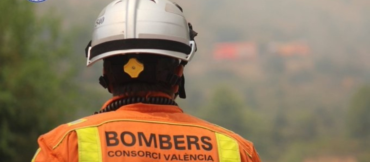 Imagen de archivo de un bombero del Consorcio Provincial de Bomberos de Valencia

REMITIDA / HANDOUT por CONSORCIO PROVINCIAL DE BOMBEROS DE VALENCIA
Fotografía remitida a medios de comunicación exclusivamente para ilustrar la noticia a la que hace referencia la imagen, y citando la procedencia de la imagen en la firma
22/8/2022