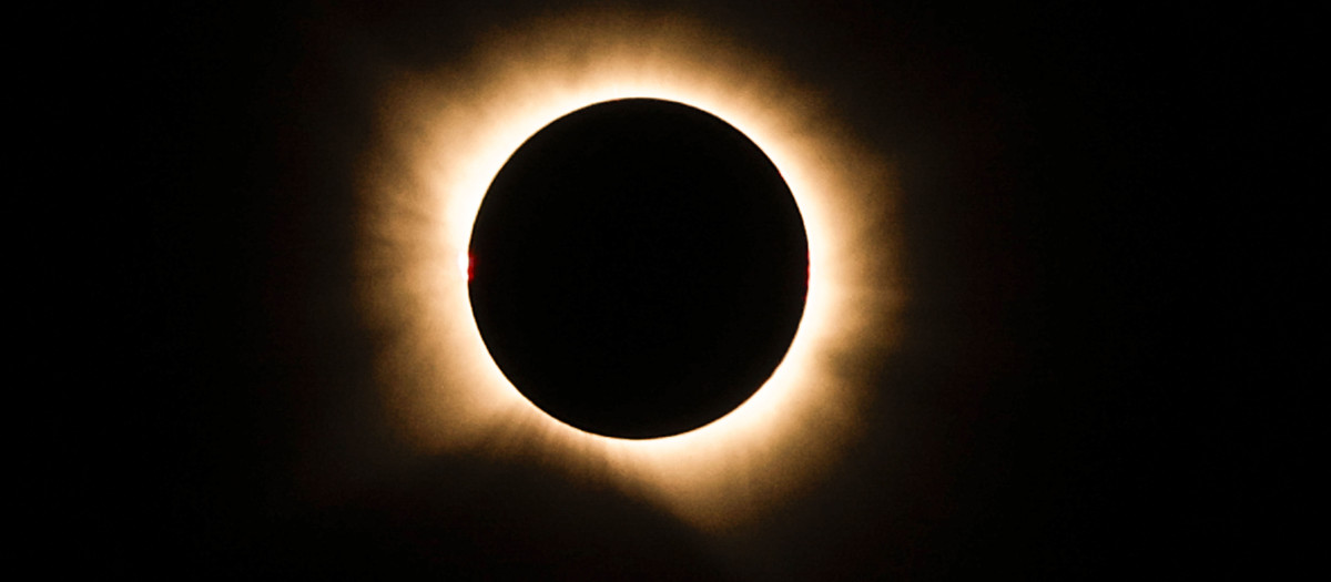 Un eclipse de Sol ofrece vistas memorables desde muchos lugares, pero verlo a 11.000 metros de altitud desde un avión de Iberia brinda además una fase de totalidad más larga que en cualquier otro sitio de España y la posibilidad de hacer ciencia a bordo.