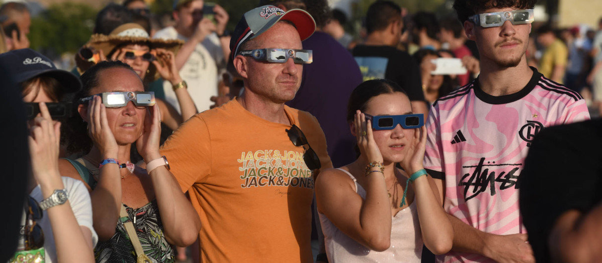 Público viendo el eclipse en el Puente Romano de Córdoba
