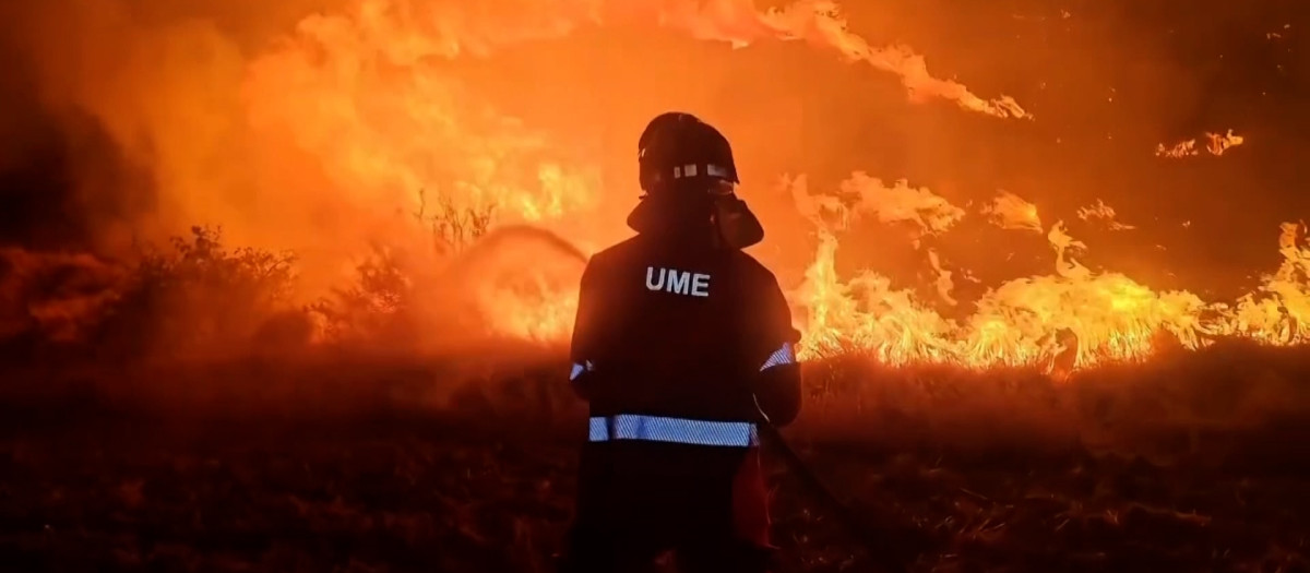 El incendio de Huesca continúa su avance hacia San Juan de la Peña, tras una noche «muy complicada»