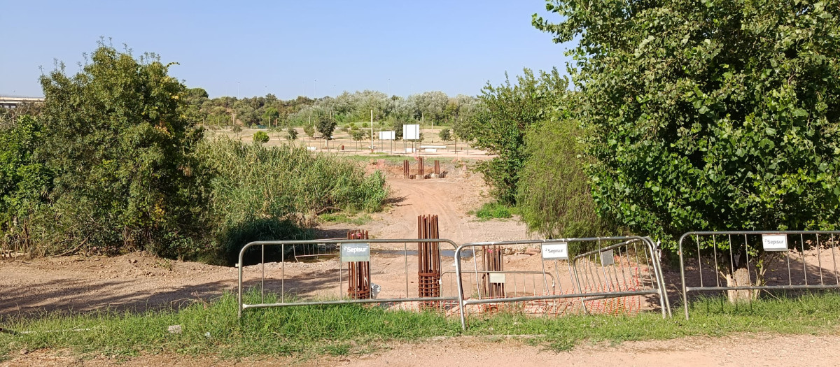 Estado de la pasarela del Parque de Levante un año después del inicio de las obras