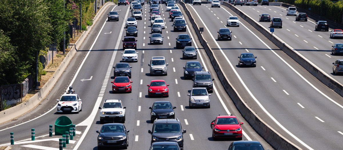 Atasco en la autovía A6, a 24 de julio de 2024, en Madrid (España). Con motivo de la celebración de la festividad de Santiago, mañana 25 de julio, en las comunidades de Cantabria, Galicia, Madrid, Navarra y País Vasco y la proximidad del fin de semana, la Dirección General de Tráfico establece un dispositivo especial para dar seguridad y fluidez a los casi 7,5 millones de desplazamientos de largo recorrido previstos por carretera. El dispositivo comienza a las 15:00 horas de hoy y finaliza a la medianoche del domingo 28 de julio.

Carlos Luján / Europa Press
24 JULIO 2024;PIXELADA
24/7/2024