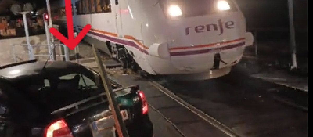 El coche aparcado junto a las vías del tren