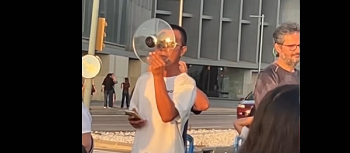 Fragmento del vídeo en el que el hombre mira el eclipse con una tapa de olla