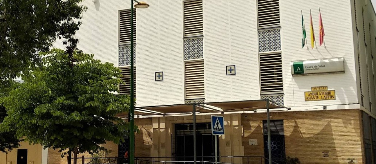 La usuaria ha abierto el bote que contenía las heces para la prueba y ha empezado a esparcirlas en la mesa de trabajo de la consulta